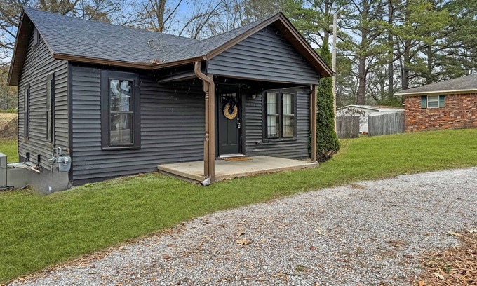 Tupelo House | 2 minutes from Elvis's Birthplace 5 miles from downtown Tupelo MS.