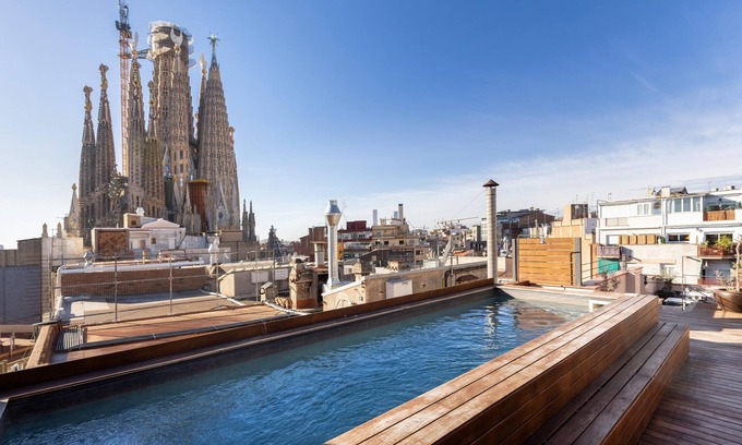 La Sagrada Familia Apartment | 2 minutes from the Sagrada Familia with community pool