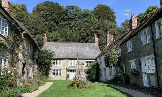 Shaftesbury Cottage | 2 minutes to the park & High Street! Family-sized thatched country cottage