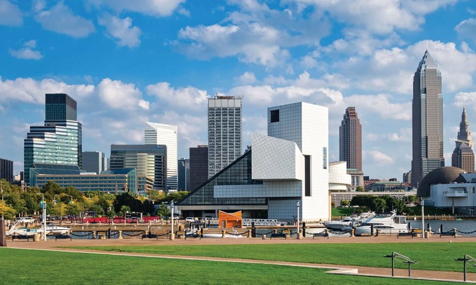 Downtown Cleveland Hotel | 2 Modern Rooms w/Restaurant and Bar in the Heart of Cleveland