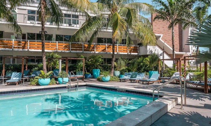 South Beach Hotel | 2 Modern Units in South Beach – Pet-Friendly, & Close to Dining and Shopping