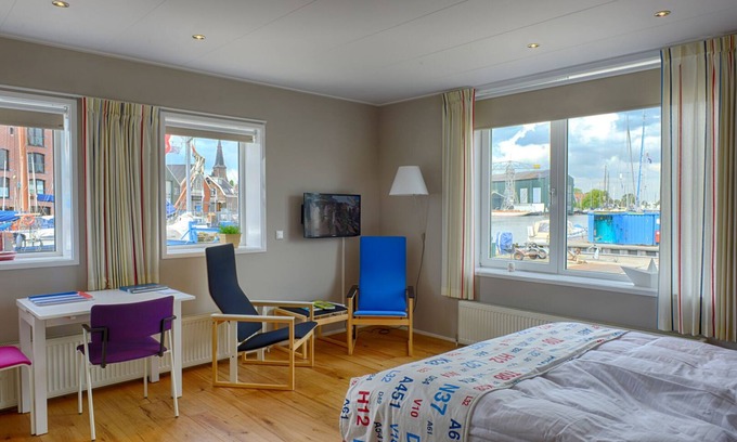 Monnickendam Apartment | 2 people, 23 m2, private bathroom, harbor view, with terrace