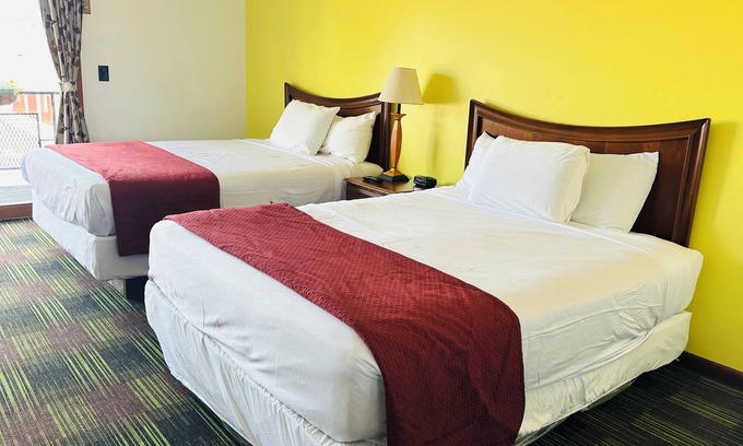 Sandusky Hotel | 2 Queens - 3 Miles to Cedar Point!