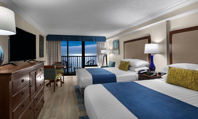 Myrtle Beach Hotel | 2 Queens Oceanfront Room - Sea Crest Resort