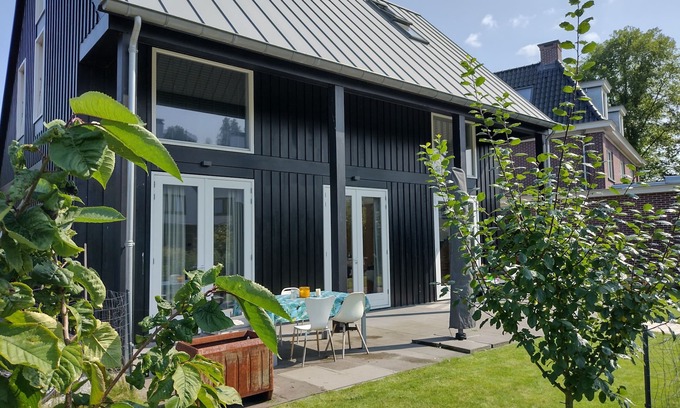 Slotervaart Apartment | 2 room studio with bathroom in city villa with free private parking