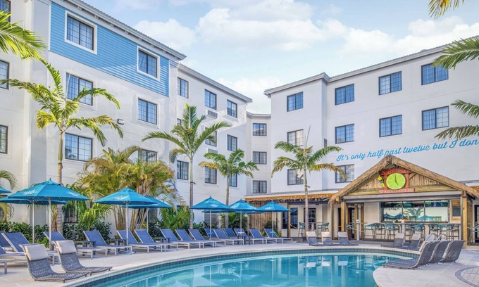 Park Shore Hotel | 2 Spacious Units Ideal For Family and Friends | Short Drive from Beaches