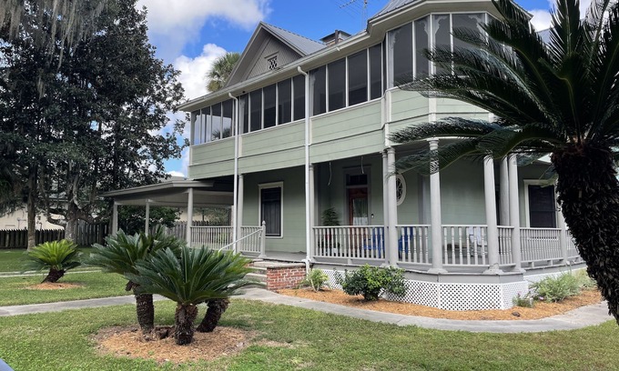 Williston House | 2 Story 4br 2bth Historical Hm, Centrally Located to Ocala, Gaines & Cedar Key
