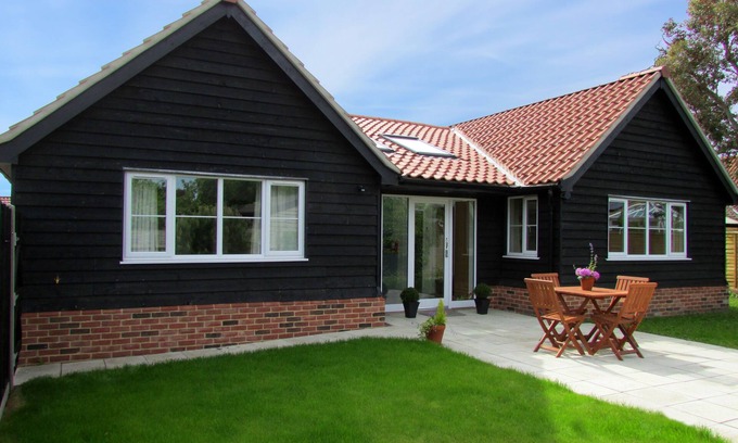 Knodishall Apartment | 2 Suffolk Cottage - sleeps 4 guests in 2 bedrooms