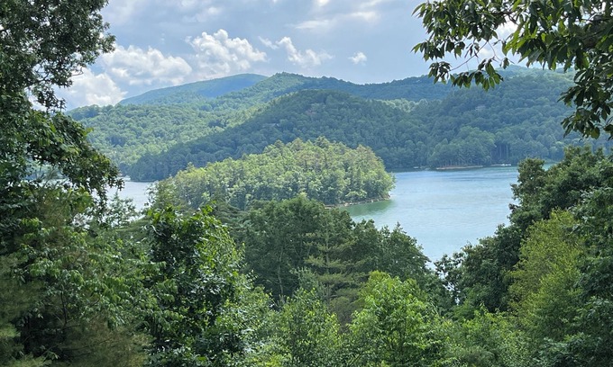 Cullowhee Cabin | 2 Views! Front view of Lake Glenville & back view of Christmas Tree farm!