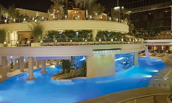 Downtown Las Vegas Hotel | 2 x Carson Tower - Deluxe King Room at Golden Nugget Las Vegas