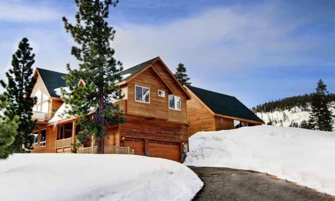 South Lake Tahoe House | #20-0594 - 7 bedroom Chiapa Estate W/Indoor Pool Movie Theater High Speed Wifi