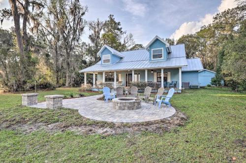 Earleton House | 20 Mi to UF Campus Santa Fe Lake Escape with Dock!