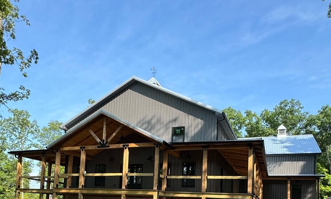 Dandridge House | 20% OFF Book By 10/31 Lake, Pickleball, Basketball, Barndo, Sports Retreat