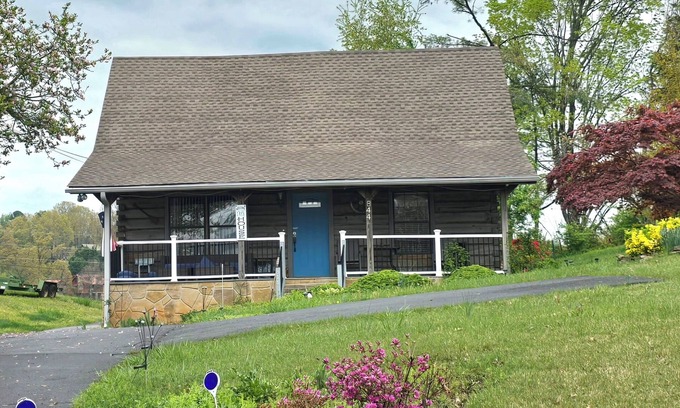 Dandridge Cabin | 20% OFF Book by 9/30 Lake Access-Boat Ramp-Hot Tub