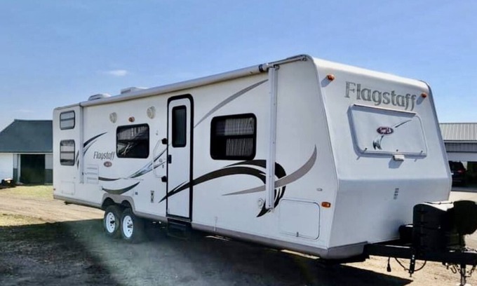Evansville RV Rental | 2010 Forest River Flagstaff Super Lite Camper-Sleeps 6-8