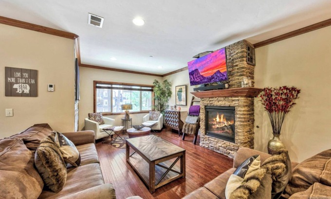 Tahoe Meadows Condo | #202-cnvnt 3B3B fit 8P, 8 mins walk to heavenly