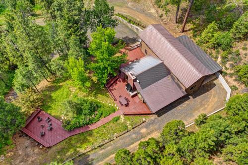 Cascade House | 208 Escape - Quiet, private, cabin on 5-acres - Trails - WiFi - Fireplace - Family Getaway
