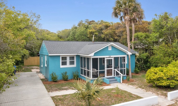 Folly Beach Cottage | 208 W Ashley - Under the Palms - Central Location - Pets Considered