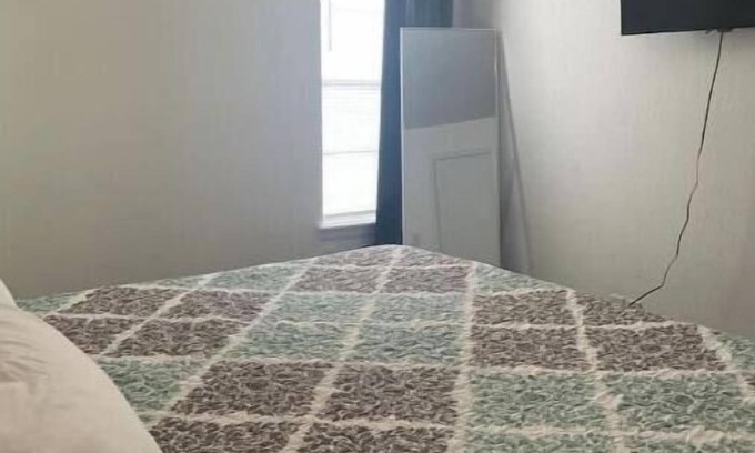 Enid House | 2107 Quiet West Side duplex, 1 king & 1 queen.