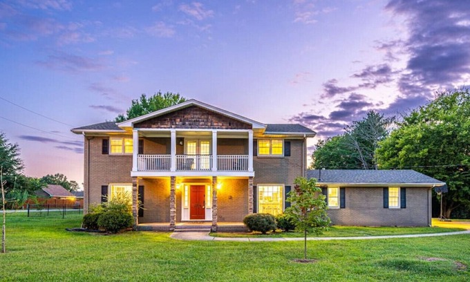 Huntsville House | 2205 Rothmore Dr SW · Aurora - 5 Bedroom / Fiber Wi-Fi / Beautiful Home