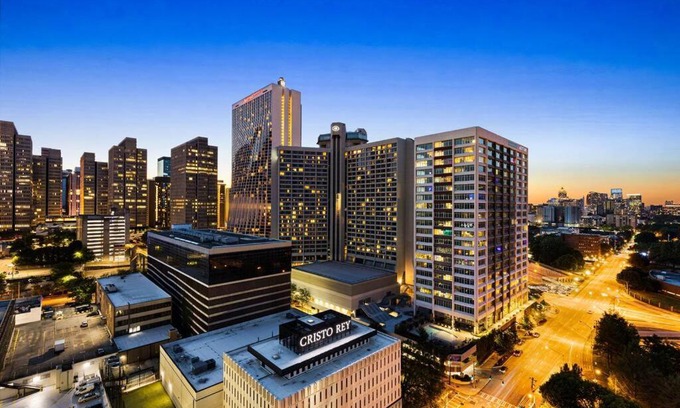 Downtown Atlanta Apartment | 2208-Top Flr-Work/Game Sta-600 MB-1 Free Park-King
