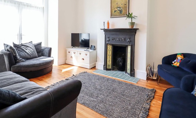 Walton on the Naze Cottage | 23 HIGH STREET, pet friendly, with a garden in Walton-On-The-Naze