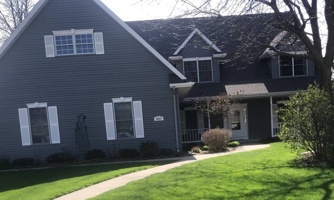 Appleton House | 23 miles EAA Oshkosh, 29 miles Green Bay Packers, 4 miles Lawrence University.