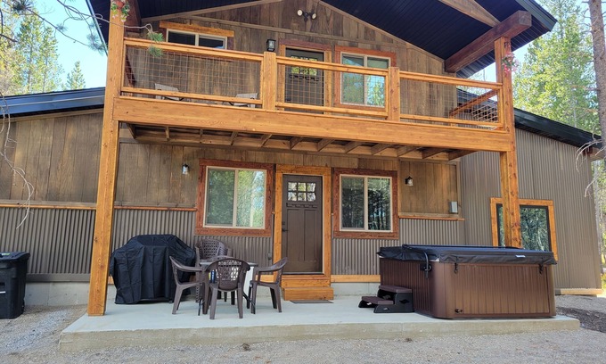 Island Park House | 25 min to Yellowstone! Hot Tub! WiFi! Fire pit! BBQ Grill! Perfect get away!