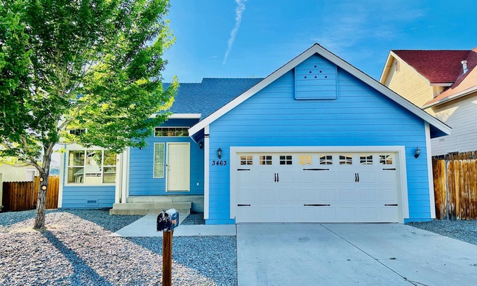 Northeast Reno House | 27 minutes to Tesla/Sleeps 12