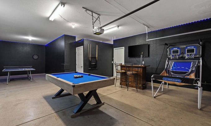 North Las Vegas House | 2700sqft/Heated Pool, Hot Tub. 15min to Strip!