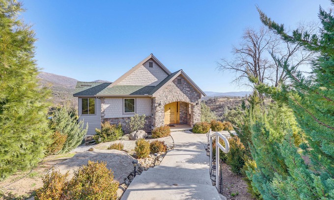 North Fork Apartment | 28 Mi to Yosemite: Lovely Mtn Cottage w/Deck!