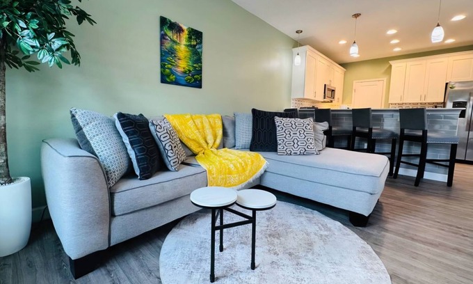 College Park House | 2B/2B College Park home w/fenced patio yard, close to DT Orl & WP. Pet Friendly!