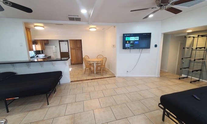 West Carson Apartment | 2B Luxurious Villa DTLA Disney Beach Freeway LAX Free Wifi Laundry Cozy Clean