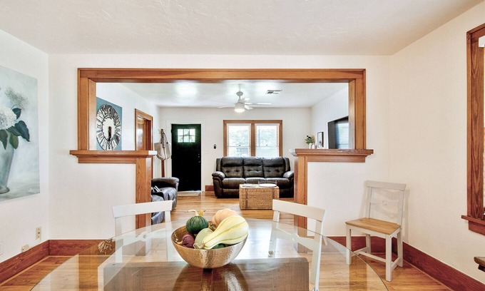 Crestwood House | 2BD-1BA-accommodates 4 guests