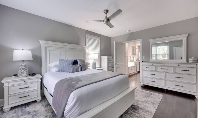 Earlewood House | 2BD 2BA Upscale Bungalow - Beautiful Yard​ + Grill