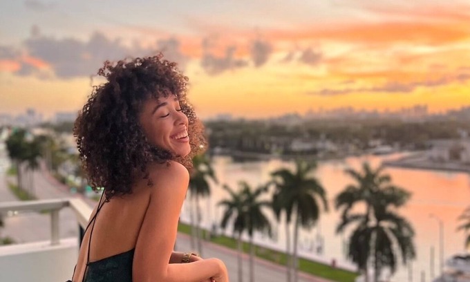 La Gorce Apartment | 2bd Beachfront Master Ste, Bay View w/balcony, Pool, nearby dining, beach access