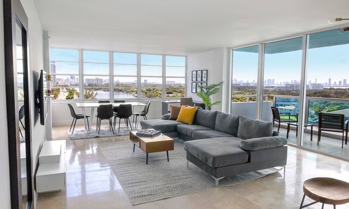 Mid Beach Apartment | 2bd Beachfront Master Ste, Bay View w/balcony, Pool, nearby dining, beach access