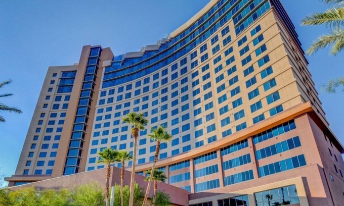 Las Vegas Condo | 2BD/Vegas - Private Living Room and Kitchen in your Condo!