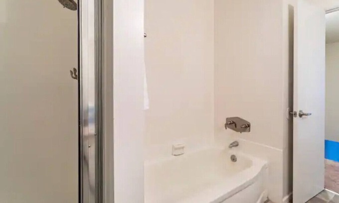 Riverside Apartment | 2bdrms+parking+lovely backyard