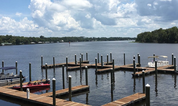 Welaka Condo | 2BR/2BA Condo on the St Johns River-Welaka Resort Living