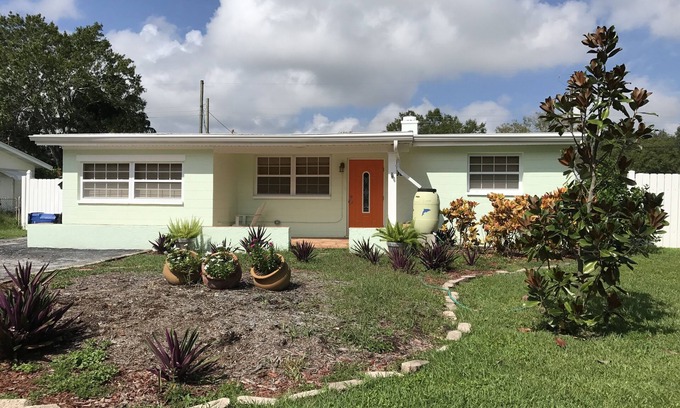 St. Petersburg - Clearwater House | 2BR+2BA PET FRIENDLY HOME w/ BACKYARD OASIS