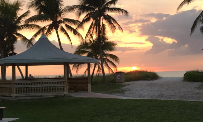 Coquina Sands Condo | 2br 2ba updated condo, pool, steps to the beach and 4 blocks to Olde Naples.