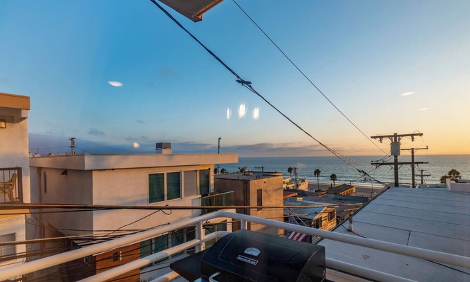 El Porto Condo | 2br 2bth in Prime Manhattan Beach! Huge Ocean View! Garage, & High-Speed Wi-Fi!