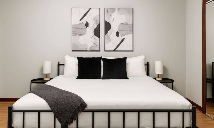 Chicago Apartment | 2BR Airy Apt w/Free Parking