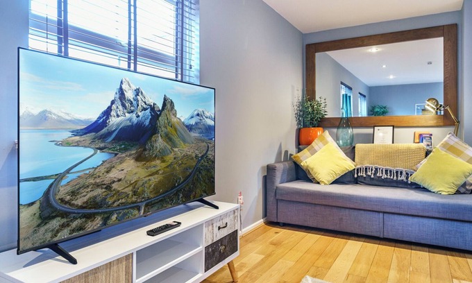 Belfast City Centre Apartment | 2BR Next to City Centre & Queens Uni w/Spa Bath!| Pass the Keys