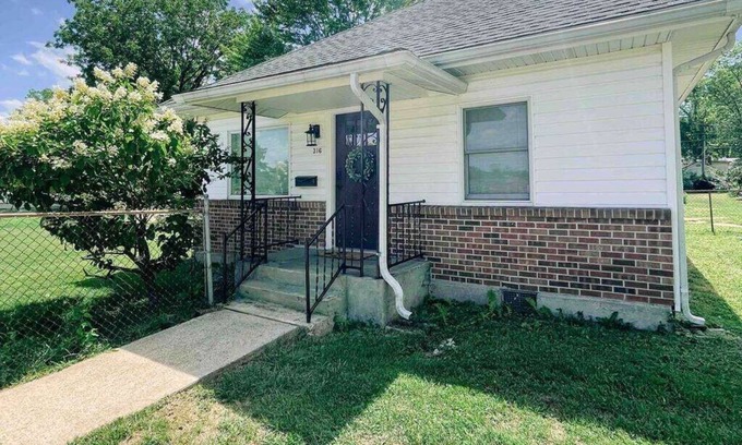 St. James House | 2BR | Pet-Friendly | Fenced Yard | Near Wineries