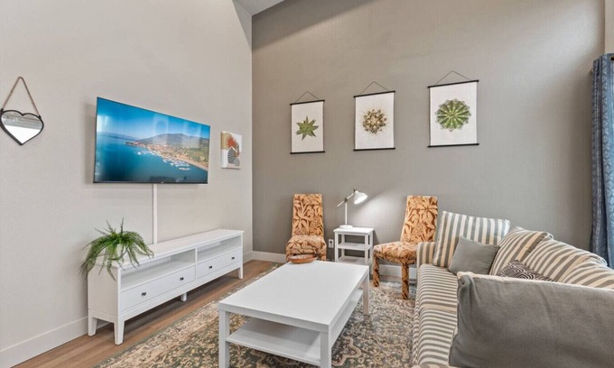 Old Town North Apartment | 2BR Retreat King Bed + Patio