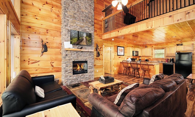 Pigeon Forge Cabin | 2BR, sleeps up to 10, less than 8 minutes to Dollywood, Island, Parkway!