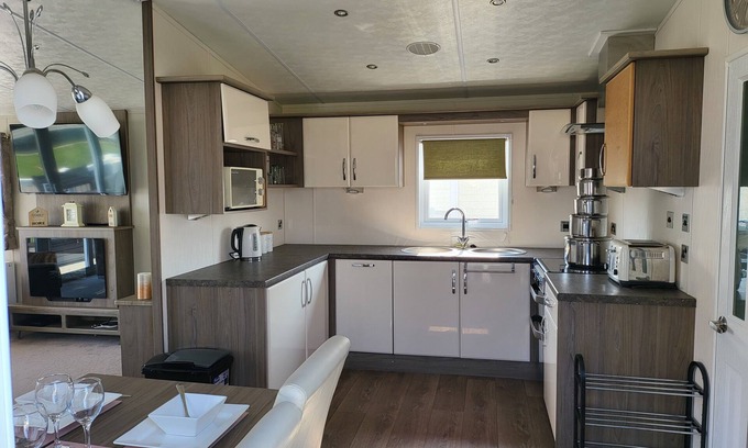 Clacton-on-Sea House | 2br-sleeps6-fireplace-parking-patio-seaside