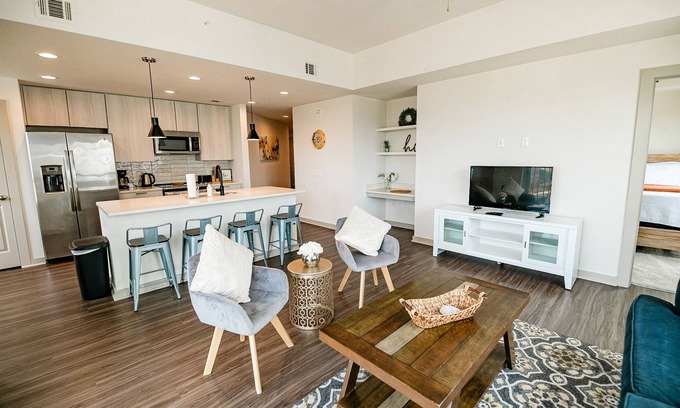 Third Ward Apartment | 2BR Uptown Furnished Apartment near Truist Fields by RedAwning